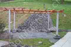 05-Pergola-mit-Sockel-auf-Maggia-Gneis-Bodenplatten-wildfoermig
