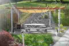 12-Pergola-mit-Sockel-Kastanienholz-TopQualitaet-mit-Farbanstrich