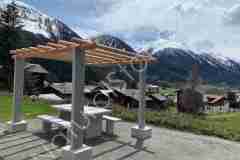 14-Pergola-mit-Sockel-Kastanienholz-TopQualitaet-im-Wallis
