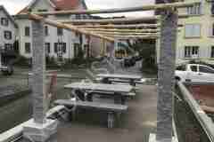 24-Sockel-Pergola-mit-Tische-Ausgefuehrt