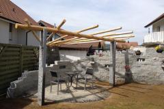 Dreieck-Pergola-Kastaneinholz-Mauersteine