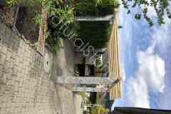 Pergola-naturstein-gneis-hell-Rundholz-top