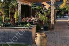 Pergola-tessiner-gneis-hell-Kastanienholz-Top