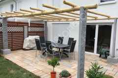 Pergola-tessinergneis-hell-selbststehend-Sockel-rundholz