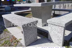06_Quadratischer-Steintisch-aus-Gneis-fuer-Garten